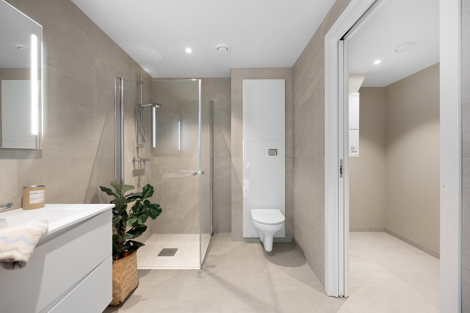 På badet er det en praktisk skyvedør inn til vaskerommet. Galleribilde