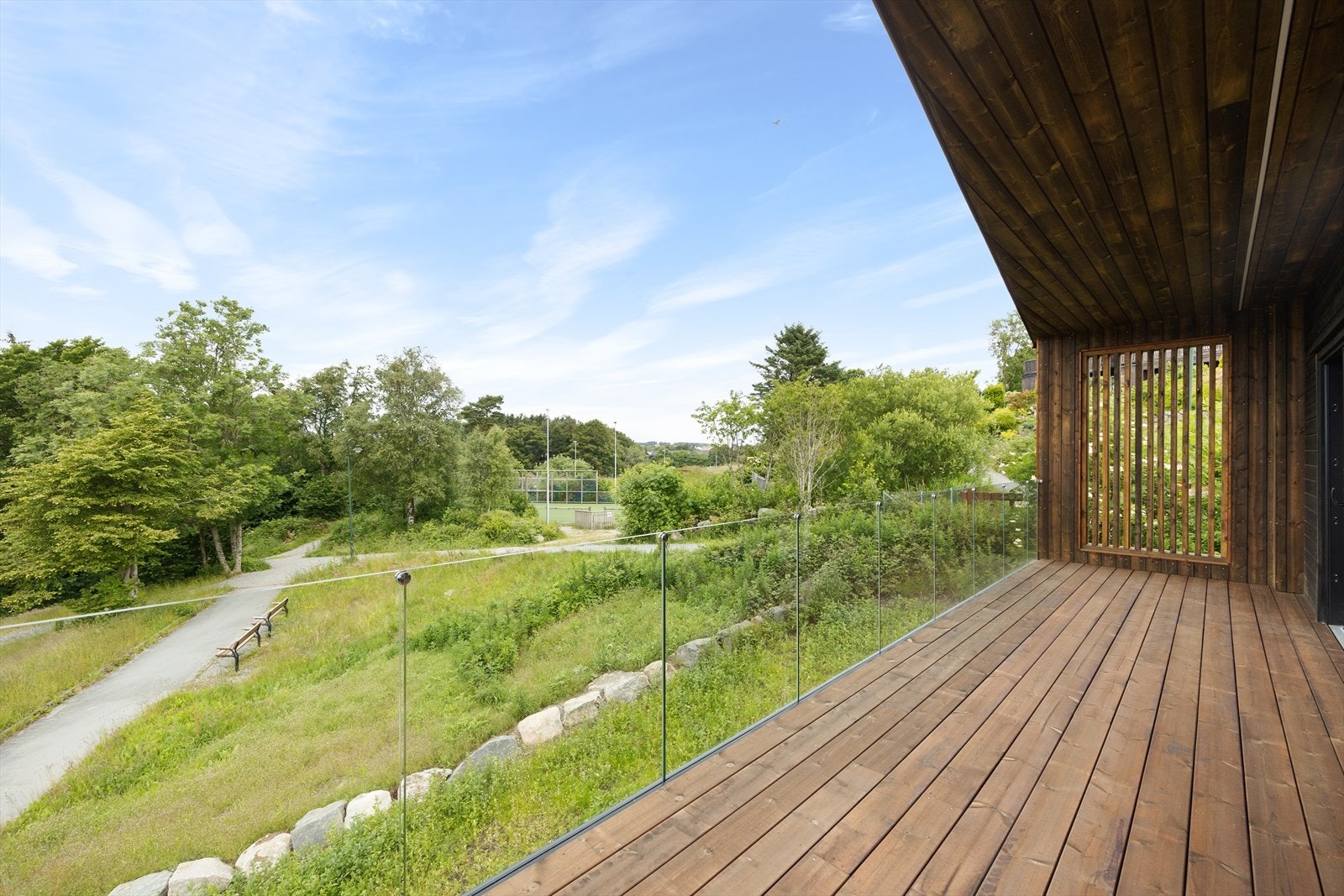 Overbygd terrasse med flott glassrekkeverk i front. Galleribilde