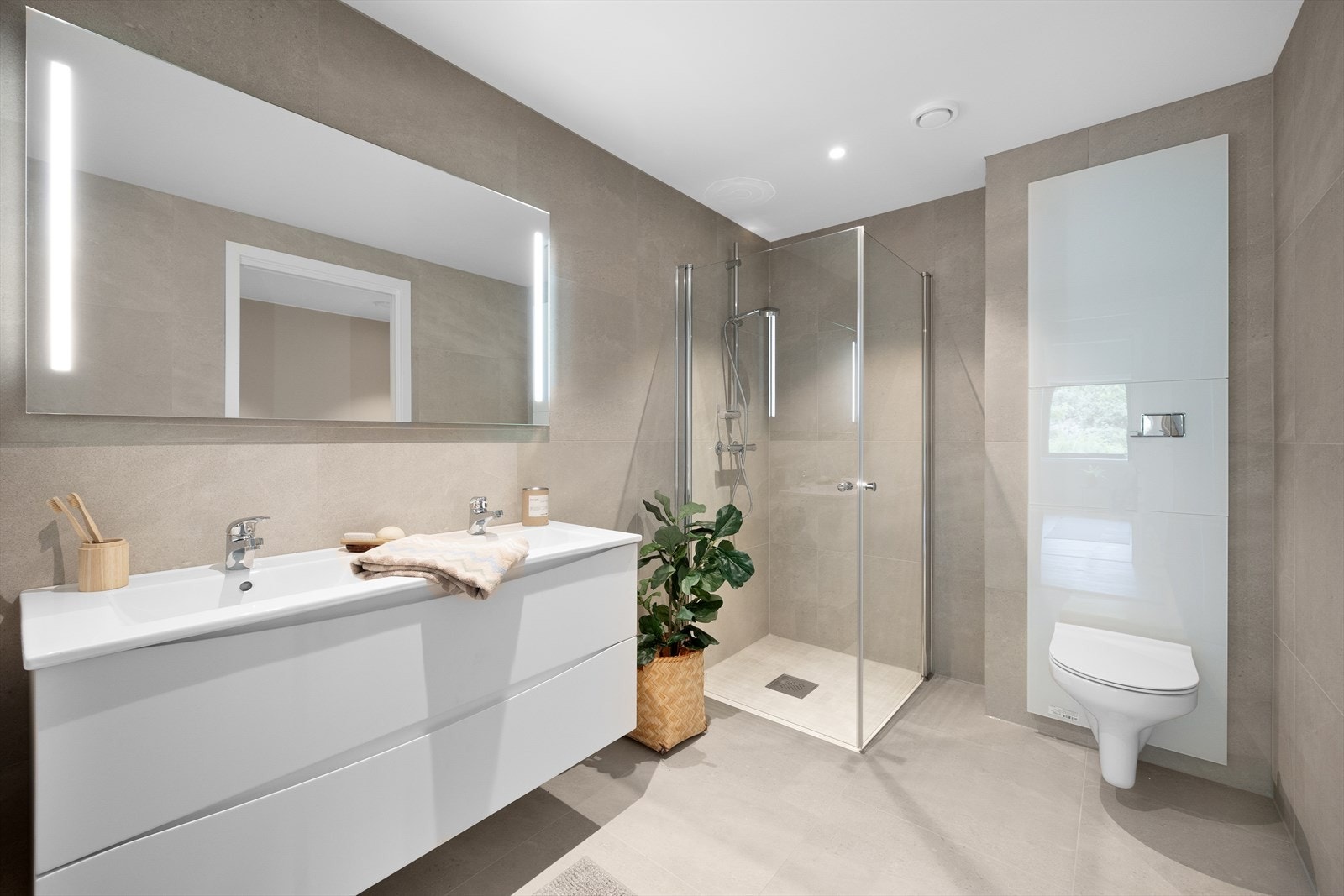 Badet er også påkostet med 60 x 60 fliser på vegg og gulv med unntak av dusjsonen som har mindre fliser som gir en fin kontrast. Galleribilde