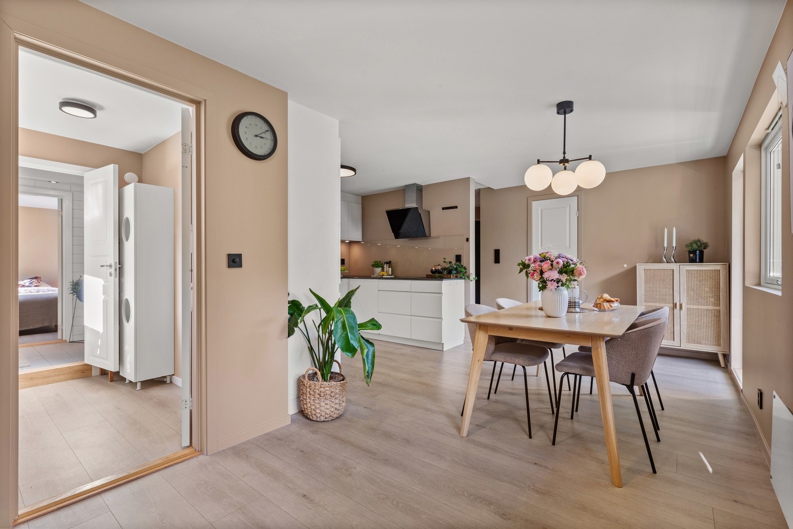Kjøkkenet er utvidet fra opprinnelig løsning hvor ett soverom er inkludert. Dette kan enkelt tilbakeføres og kjøkkenet vil likevel oppleves med en god størrelse. Galleribilde