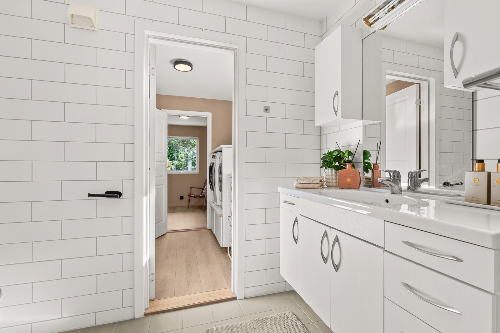 Leiligheten har to lyse og funksjonelle bad og passer perfekt for familier. Hovedbadet ligger i tilknytning til hovedsoverommet og vaskerommet. Galleribilde