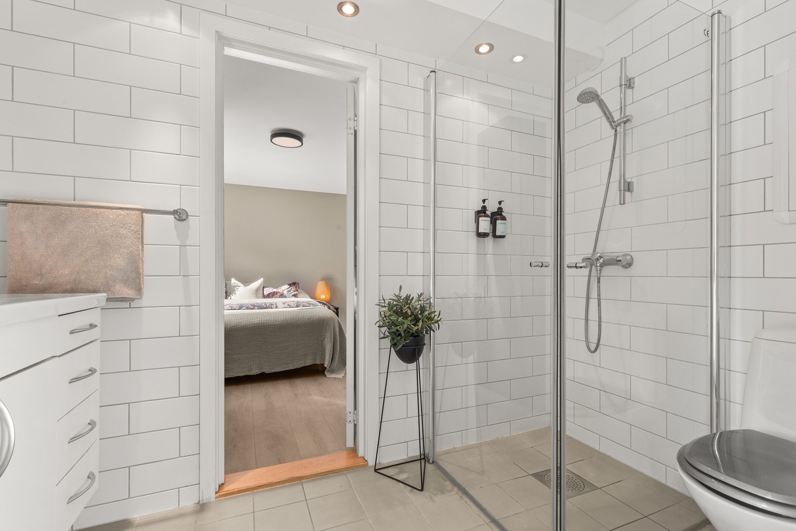 Badet er innredet med dusjhjørne, wc og romslig innredning. Det er varme i gulv med ny termostat fra 2020. Galleribilde