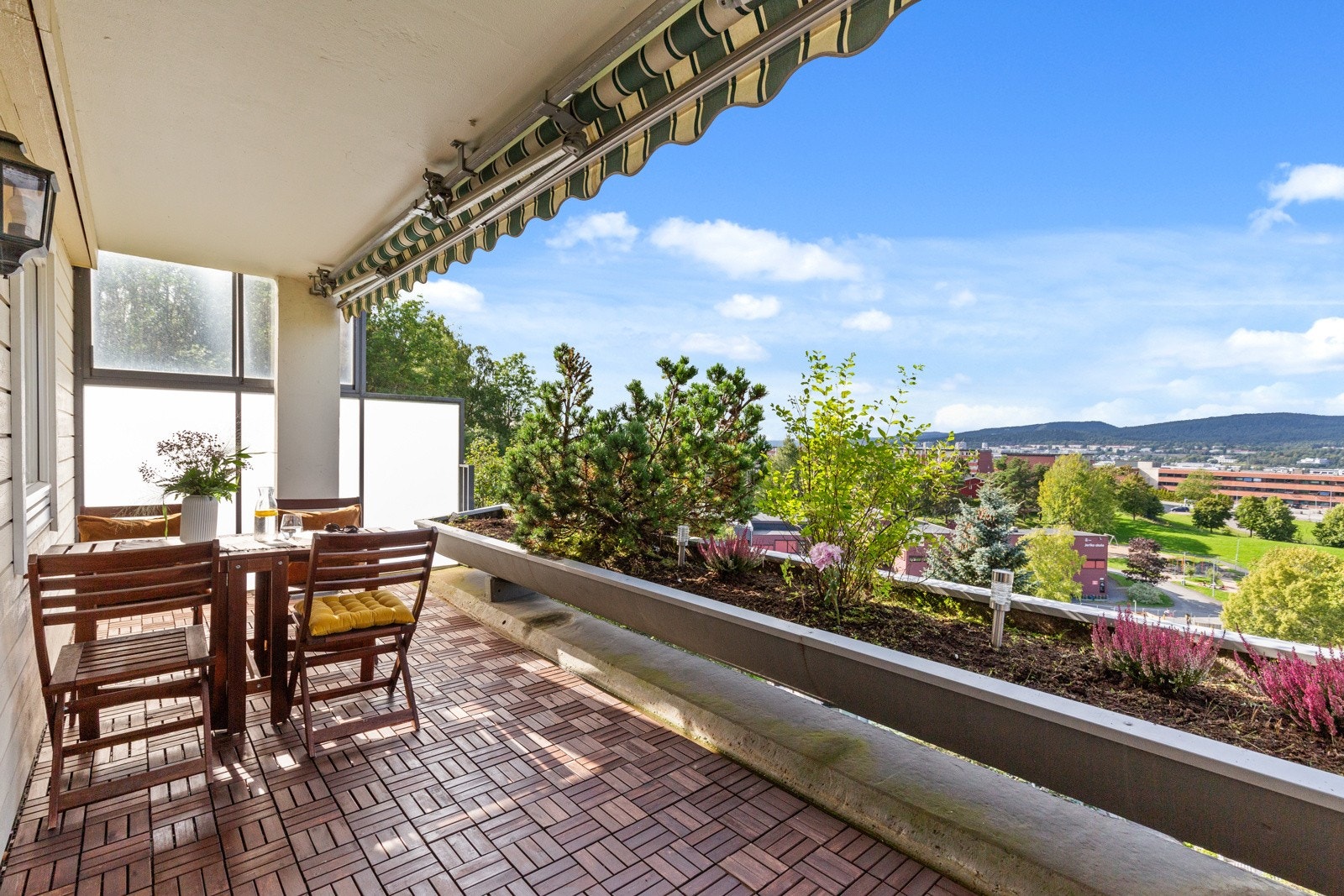 Fra stuen har du utgang til stor og herlig terrasse på ca. 12.5 kvm. Terrassen ligger vendt mot nordvest med nydelige solforhold. Galleribilde