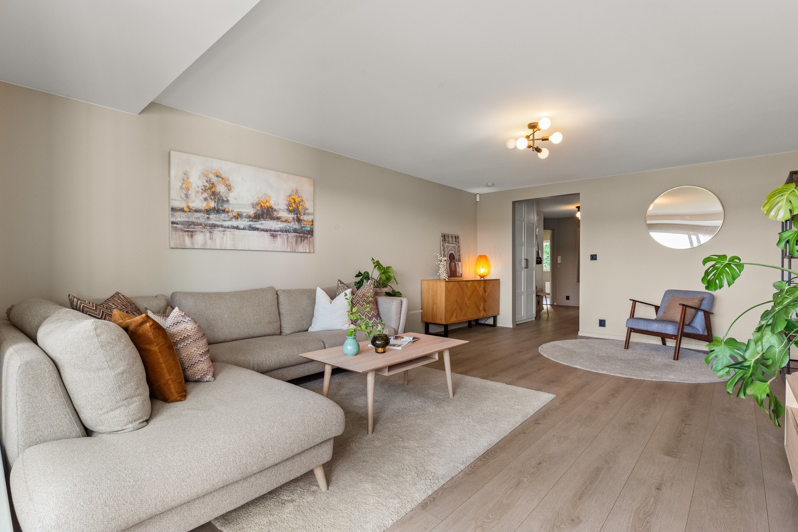 Stuen er av meget god størrelse med plass til både sofagruppe, spisebord og annet møblement Galleribilde