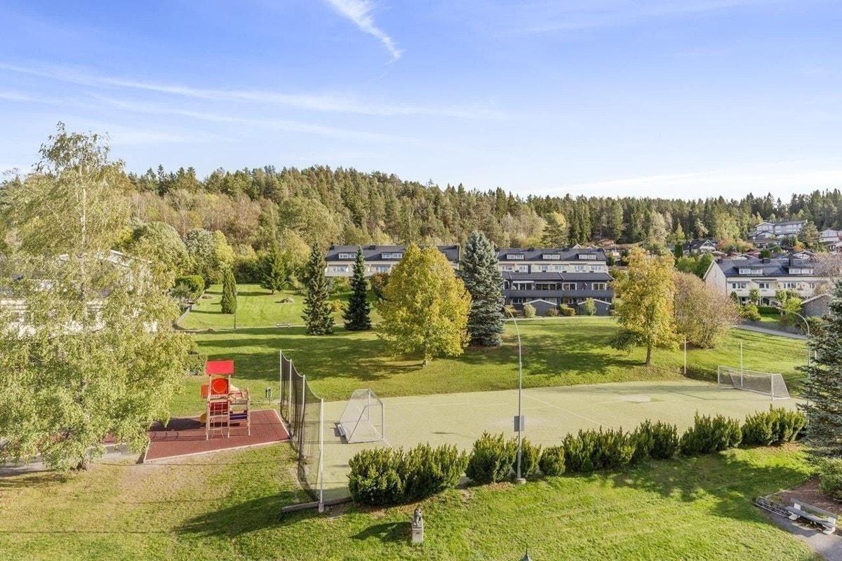 Mellom bebyggelsen er det hyggelige grøntområder og tun med benker, lekeplasser, bordtennisbord og liten kunstgressbane til glede for både små og store Galleribilde