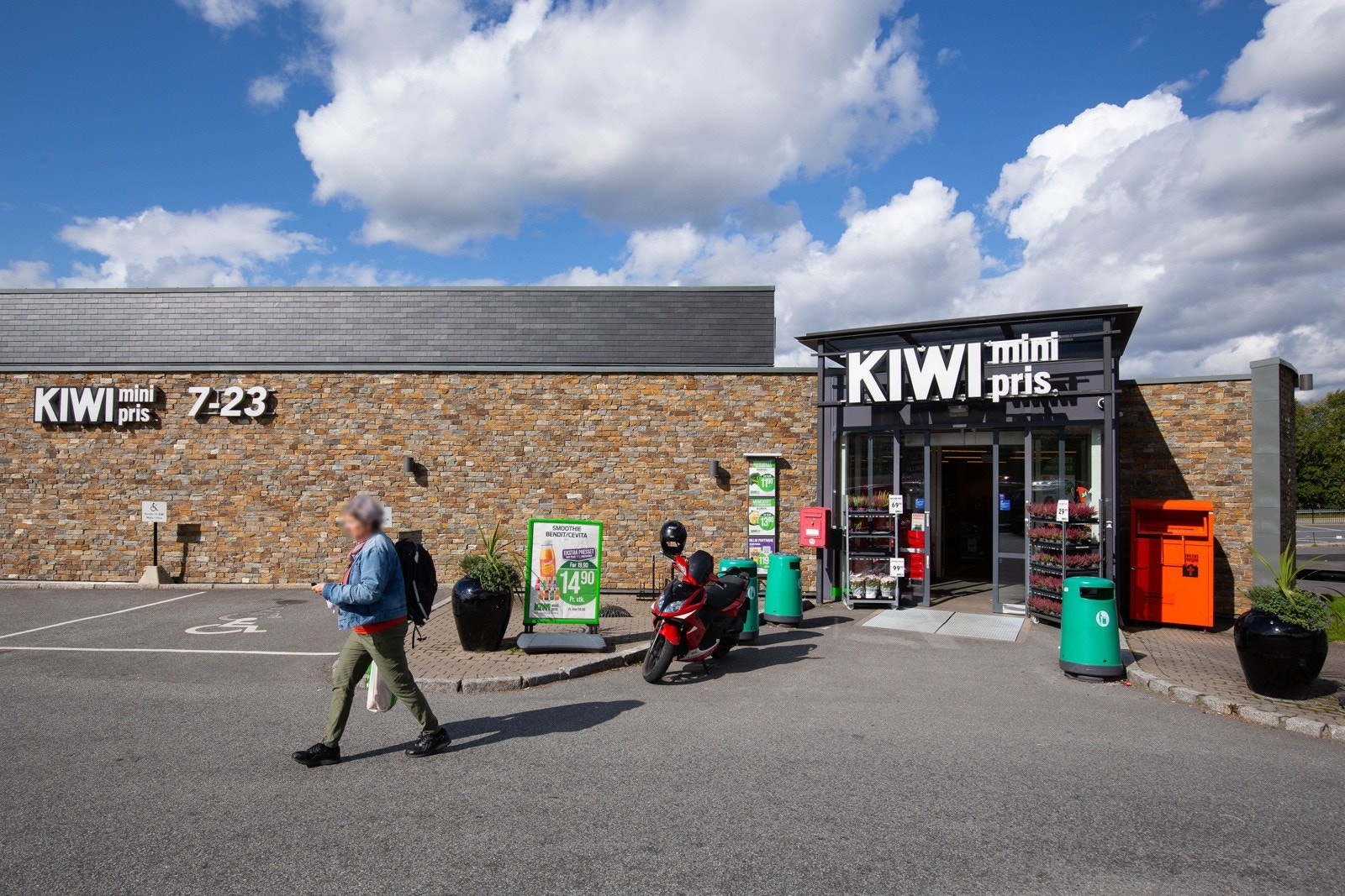 Dagligvarehandelen kan enkelt gjøres på Kiwi og Europris ved innkjøringen til Kløfterhagen. Her finner du også Fresh Fitness treningssenter. Galleribilde