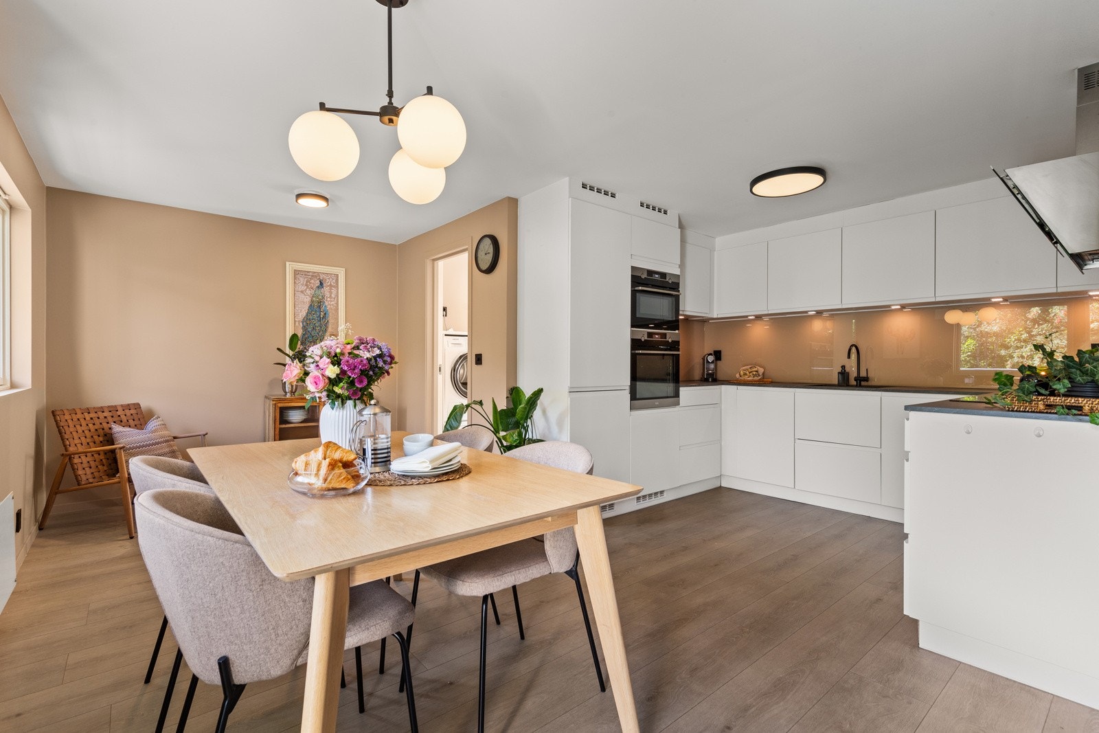 Stort og deilig kjøkken med ny moderne innredning fra 2020 og god plass til spisebord for hele familien Galleribilde