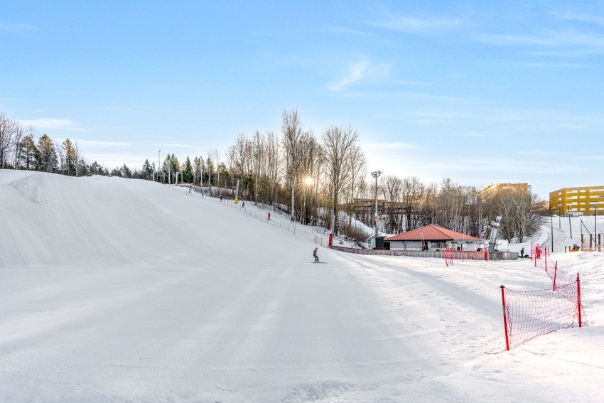 I tillegg har du nærmest ski-in ski-out til Jerikobakken, Lindebergs egne alpinbakke. Jerikobakken er et fantastisk tilbud i nærmiljøet med nesten gratis sesongkort og mulighet for lån av utstyr. Galleribilde