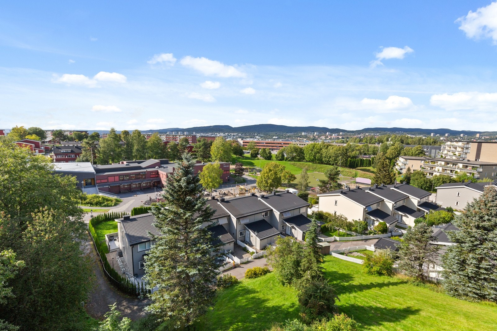 Fra terrassen har du i tillegg flott utsikt over nærområdet mot Grefsenåsen og Lillomarka Galleribilde