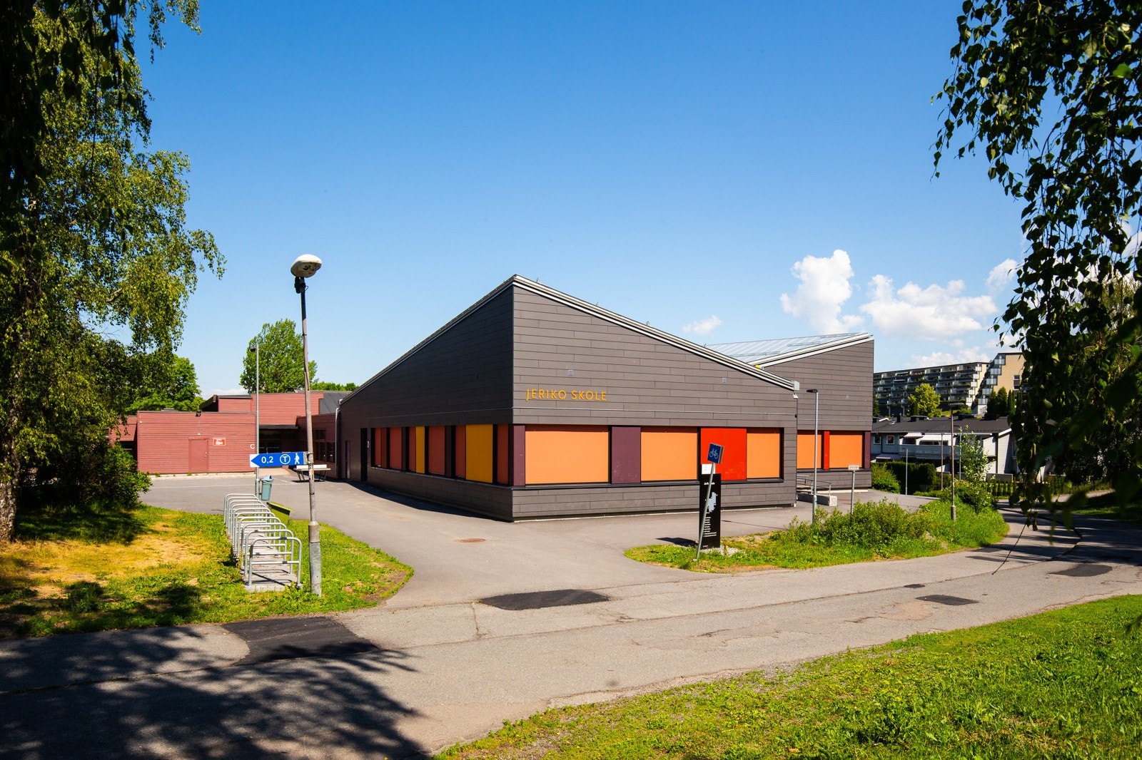 Populære Jeriko skole ligger rett nedenfor boligen med trygg adkomst på få minutter, via gangvei gjennom boligområdet Galleribilde