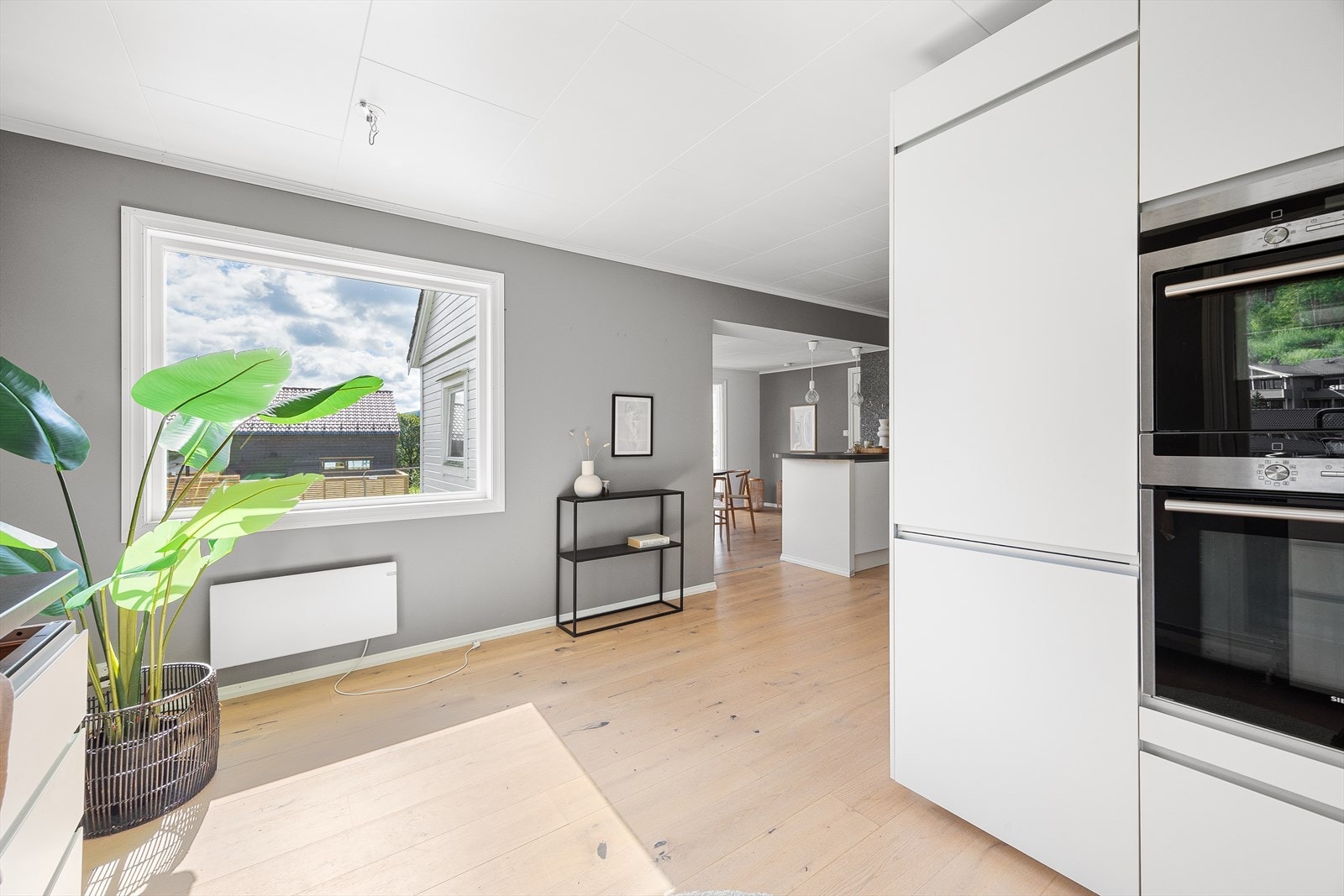 Stekeovn, mikro, induksjonstopp, oppvaskmaskin og kjøl- og fryseskap er integrerte Galleribilde