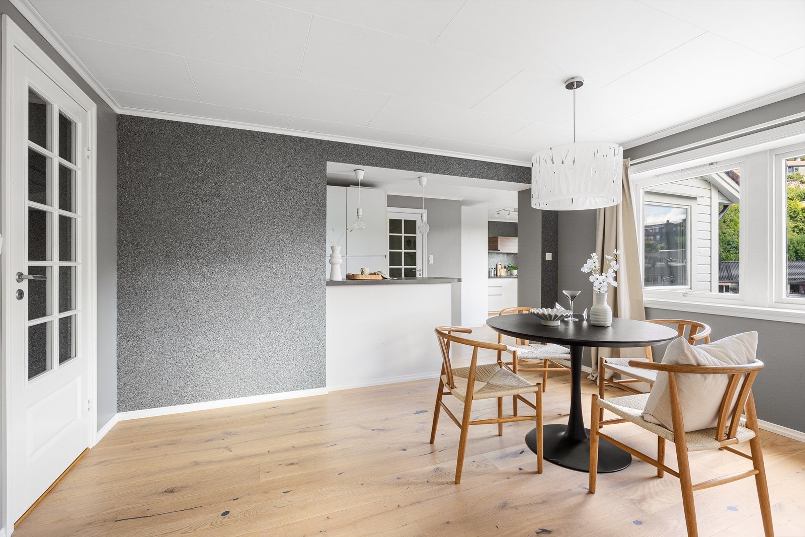 Spisestue like ved kjøkkenet Galleribilde