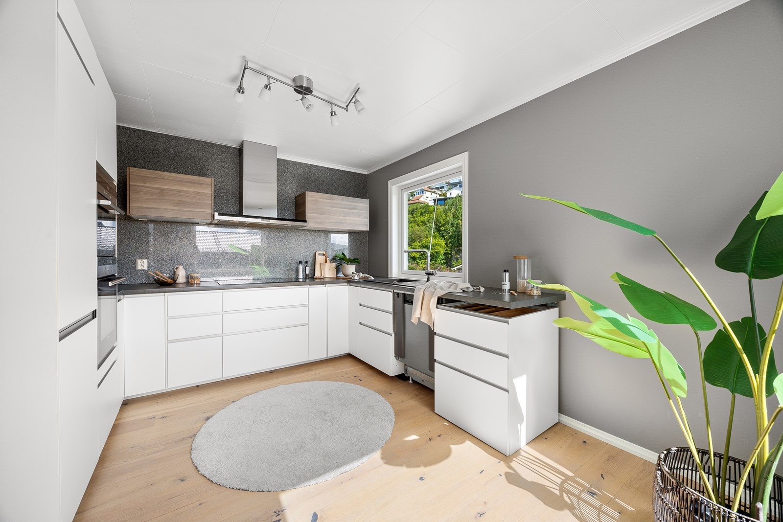 Ikea kjøkken som var nytt i 2013 med glatte fronter og laminat benkeplate Galleribilde