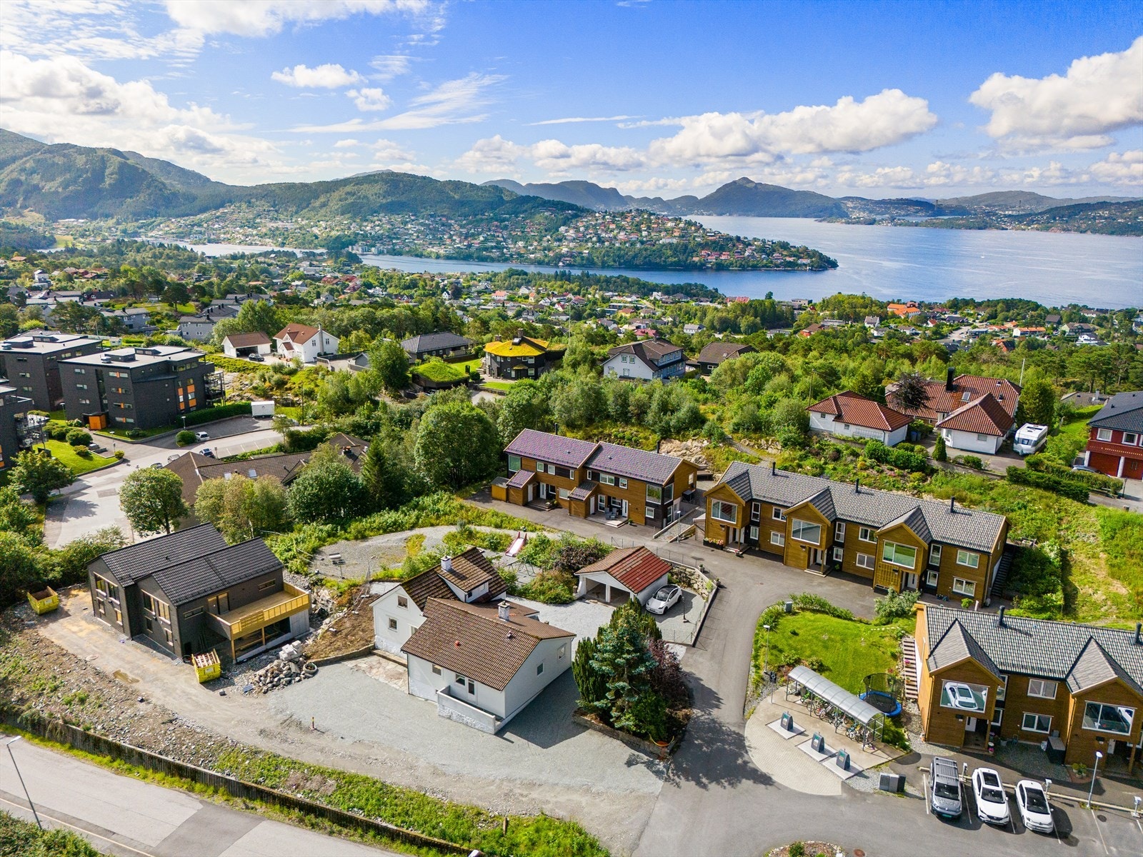 Velkommen til Haukedalen 40 - presentert av Stian Sjøstrand Hansen i Eiendomsmegler Vest Galleribilde