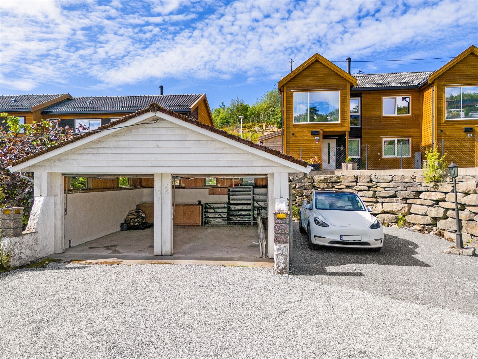 Dobbel garasje og romslig tun med gode parkeringsmuligheter Galleribilde