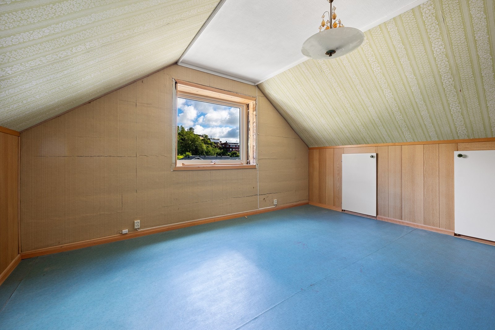 Loft- og kjelleretasje holder eldre standard Galleribilde