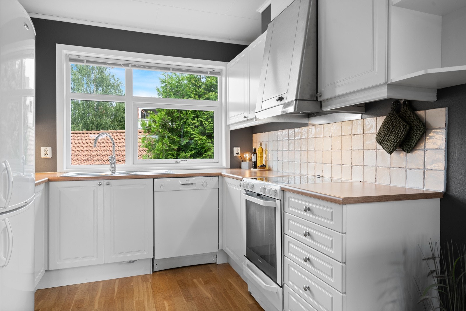 Hvitevarene består av en frittstående komfyr, kjøl/fryseskap og en underbygd oppvaskmaskin. Alle hvitevarer følger salget. Galleribilde