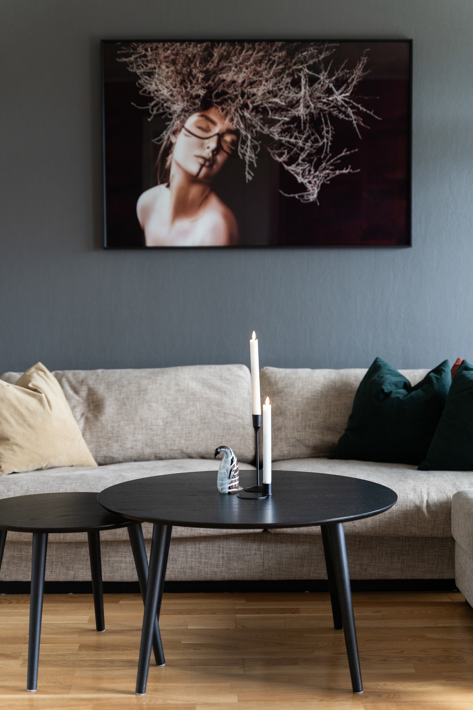 Det er tilstrekkelig med plass til et spisebord, en sofagruppe med tilhørende salongbord og mediemøbler. Galleribilde