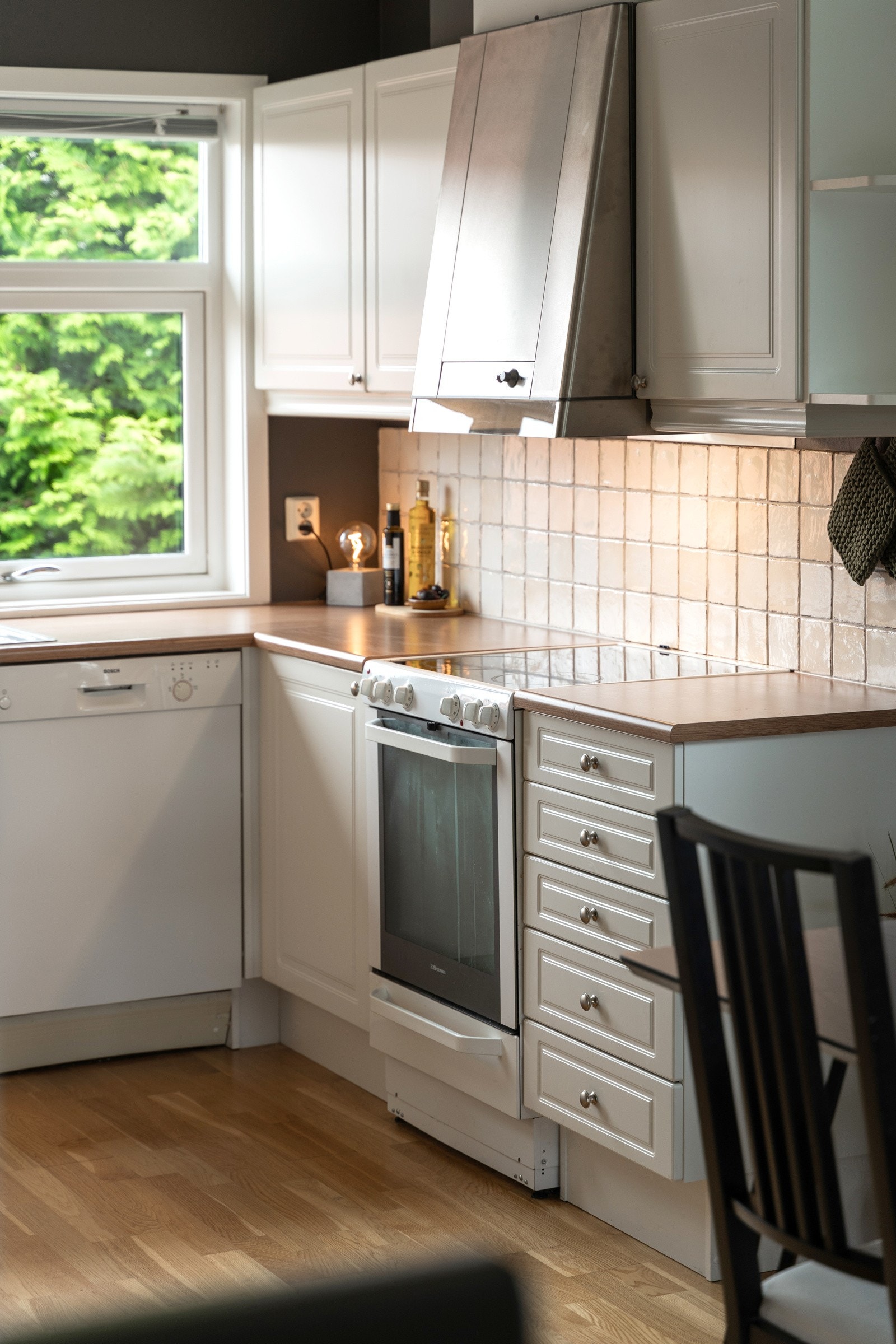 Over benkeplaten er det et vindu som gir godt med lys inn i rommet og utsikt ut. Galleribilde