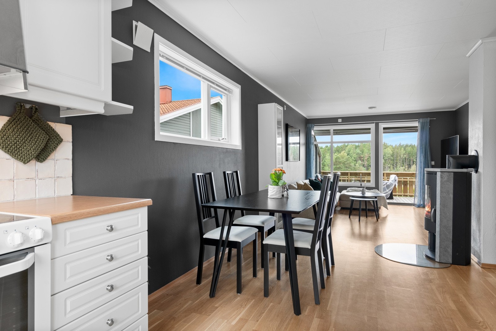 Det er naturlig å plassere spisestuen utenfor kjøkkenet. Galleribilde