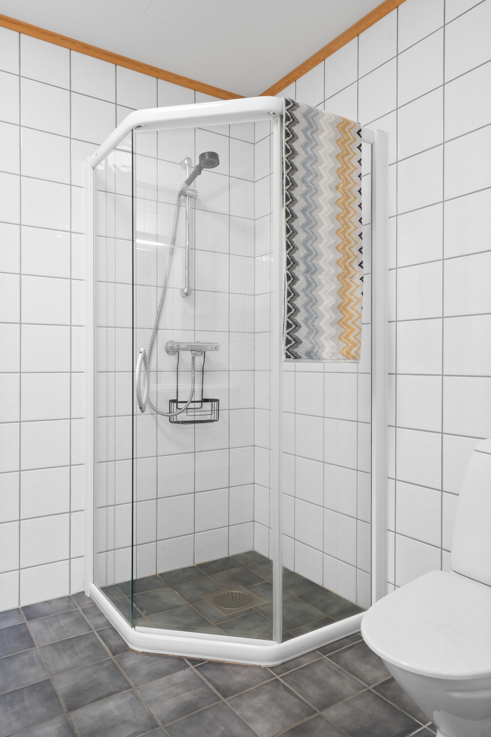 Det har innredning med nedfelt servant, gulvfestet toalett, dusjhjørne og opplegg for vaskemaskin. Galleribilde