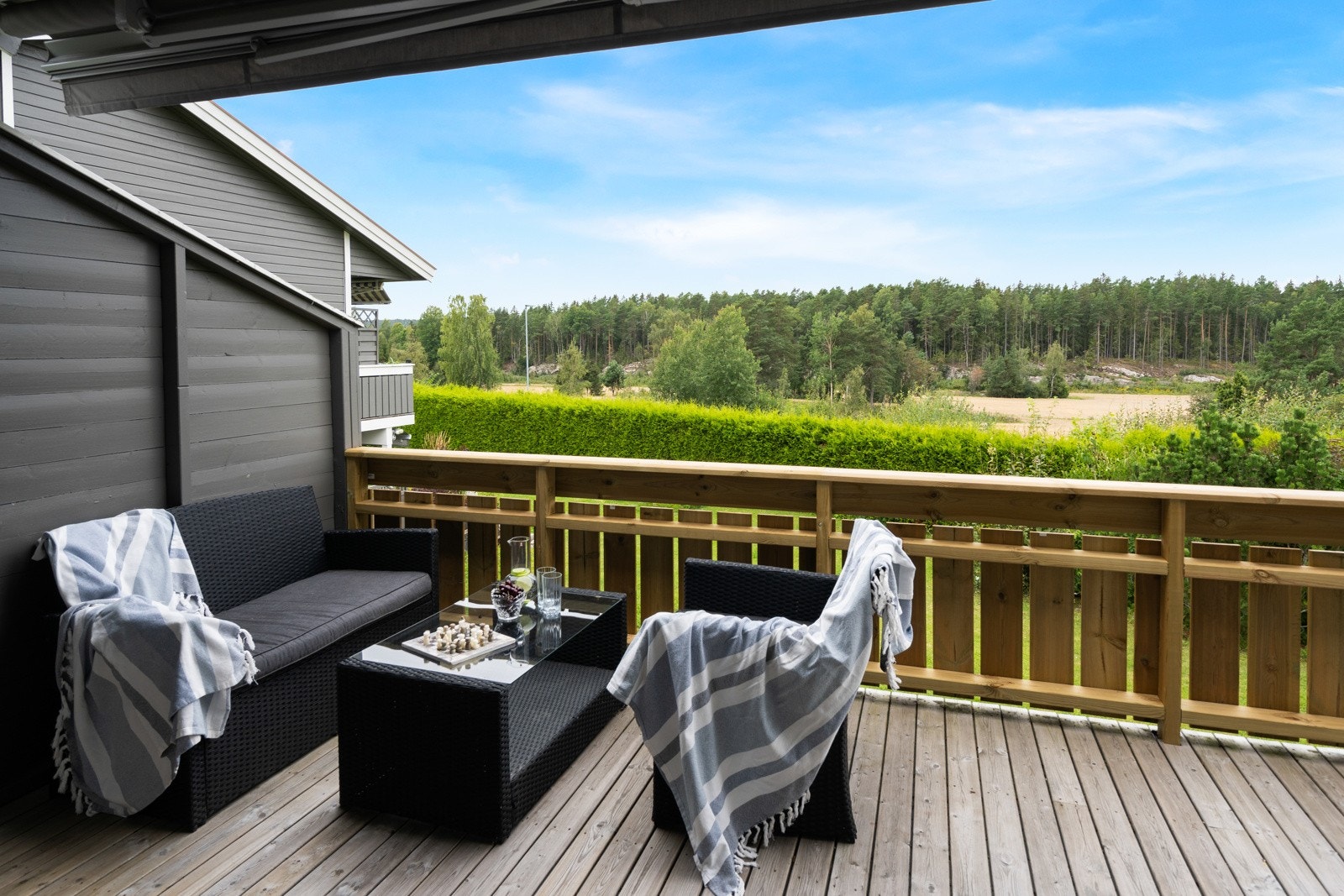 Fra stuen er det utgang til en balkong på hele 16 m². Balkongen har nytt rekkverk. Galleribilde