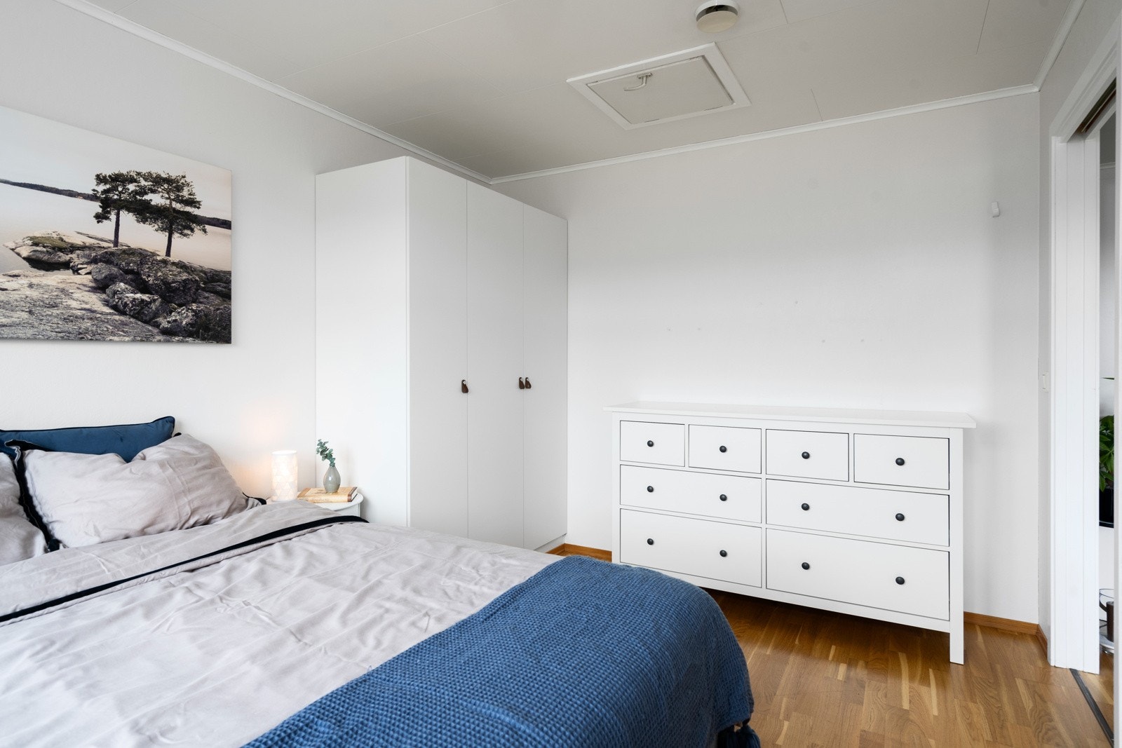 Det er inngang fra stuen til hovedsoverommet via en praktisk skyvedørs. Galleribilde