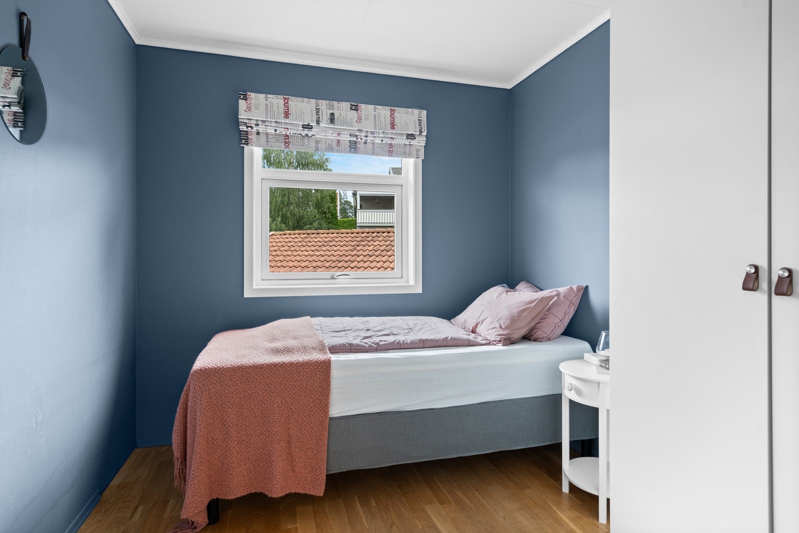 I tillegg er det et mindre soverom som er ideelt som barnerom; her er det også garderobeskap. Galleribilde