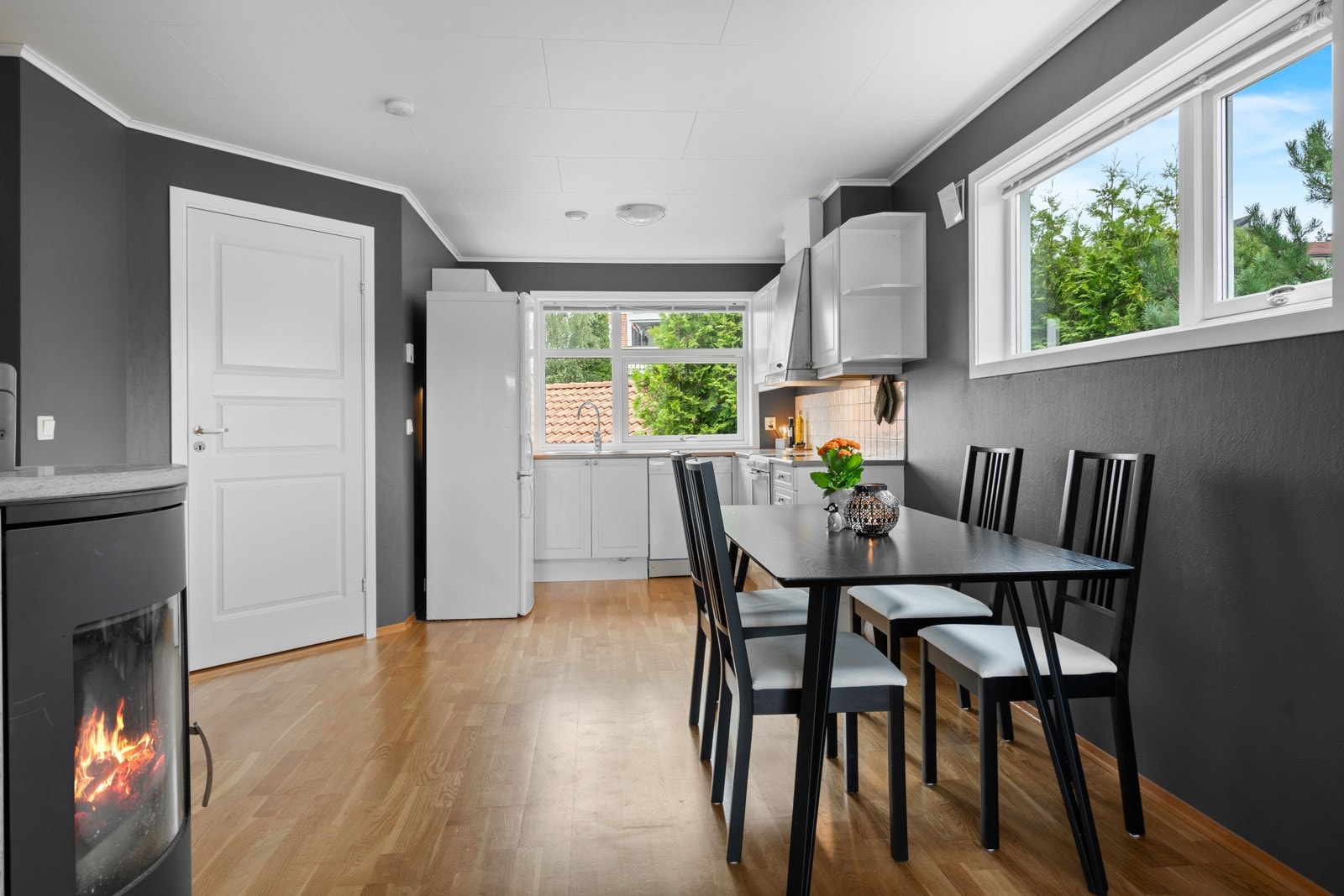 Kjøkkenet har åpen løsning mot stuen. Galleribilde