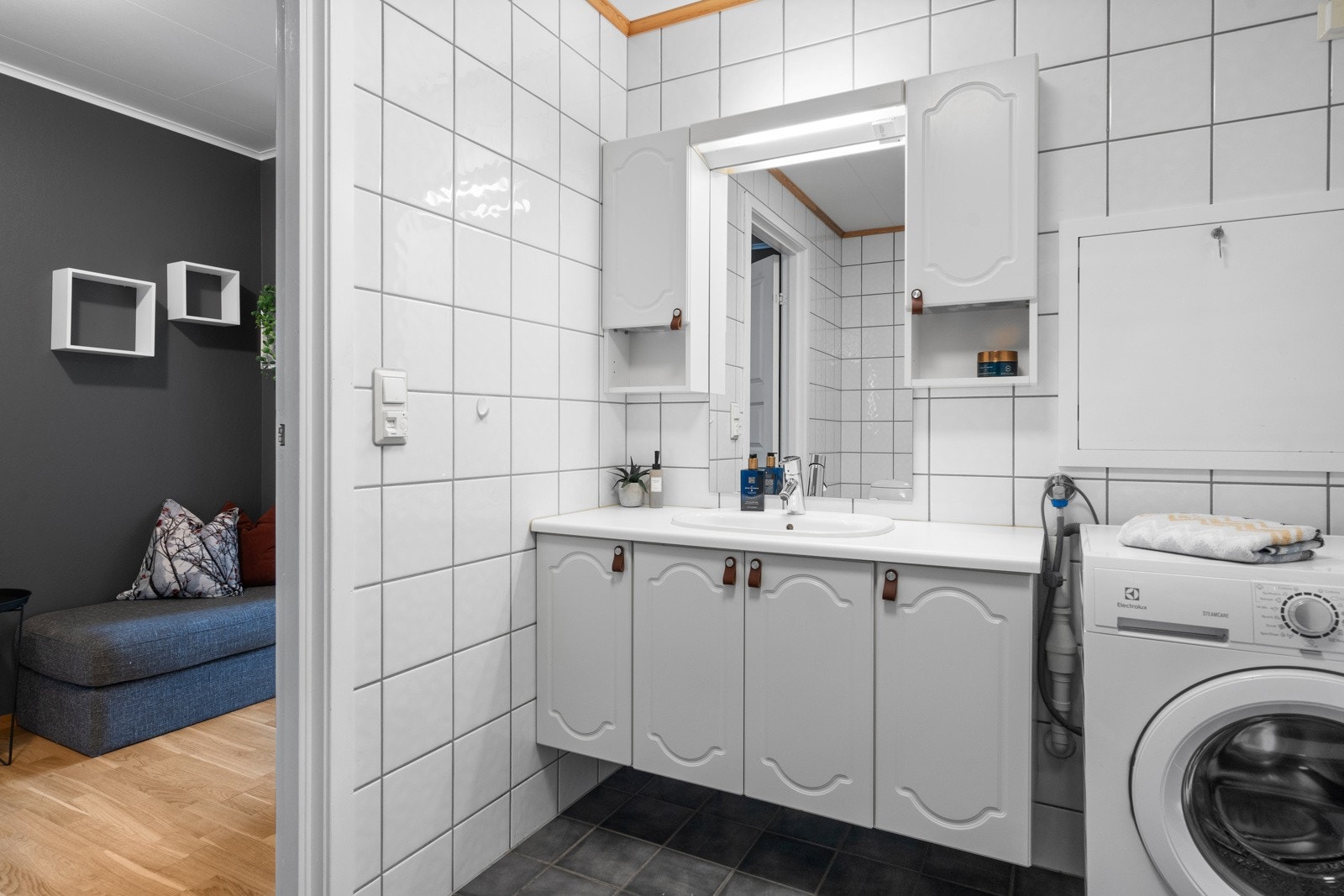 Pent flislagt bad med varmekabler i gulvet. Galleribilde