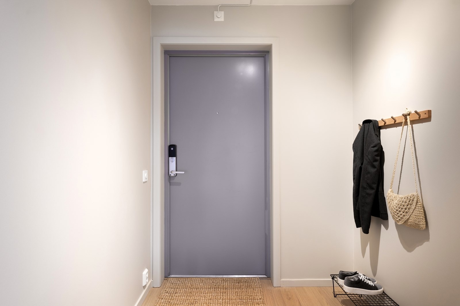 Her ønskes du velkommen inn i en romslig entré med god plass til å henge fra seg ytterklær. Galleribilde