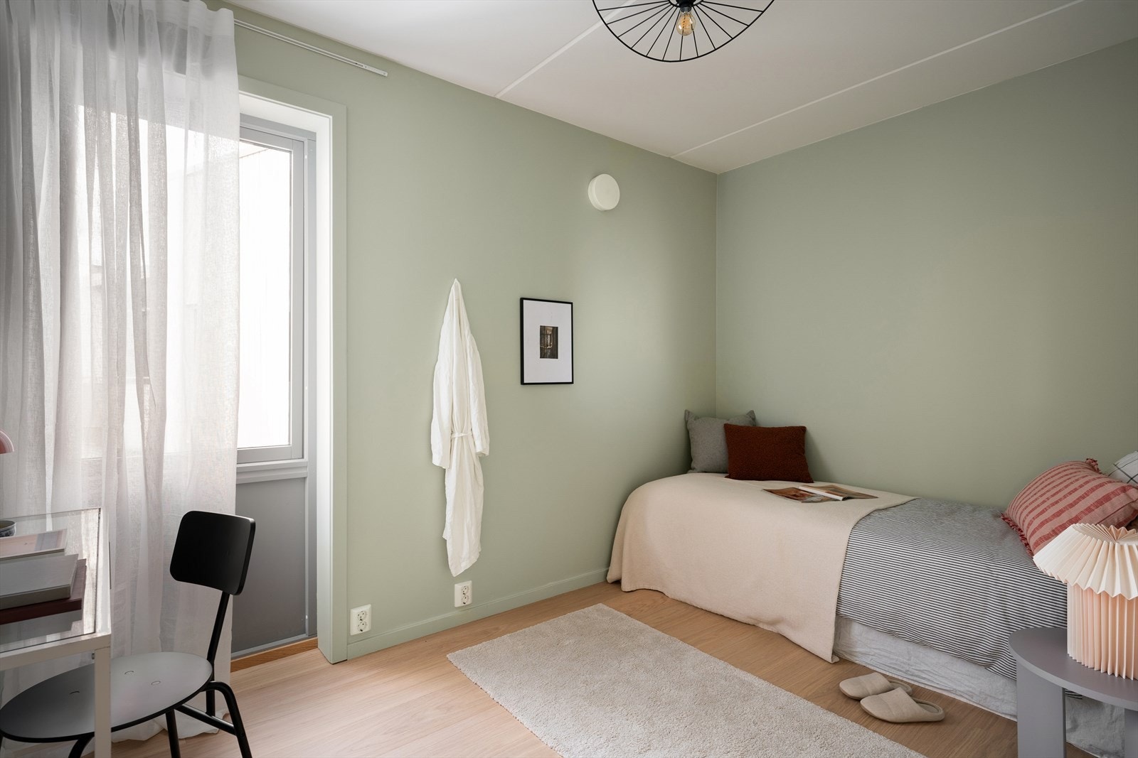 Det andre soverommet er meget praktisk utført med god plass til seng, oppbevaringsmøblement og skrivebord. Ypperlig som barnerom, gjesterom eller hjemmekontor. Galleribilde