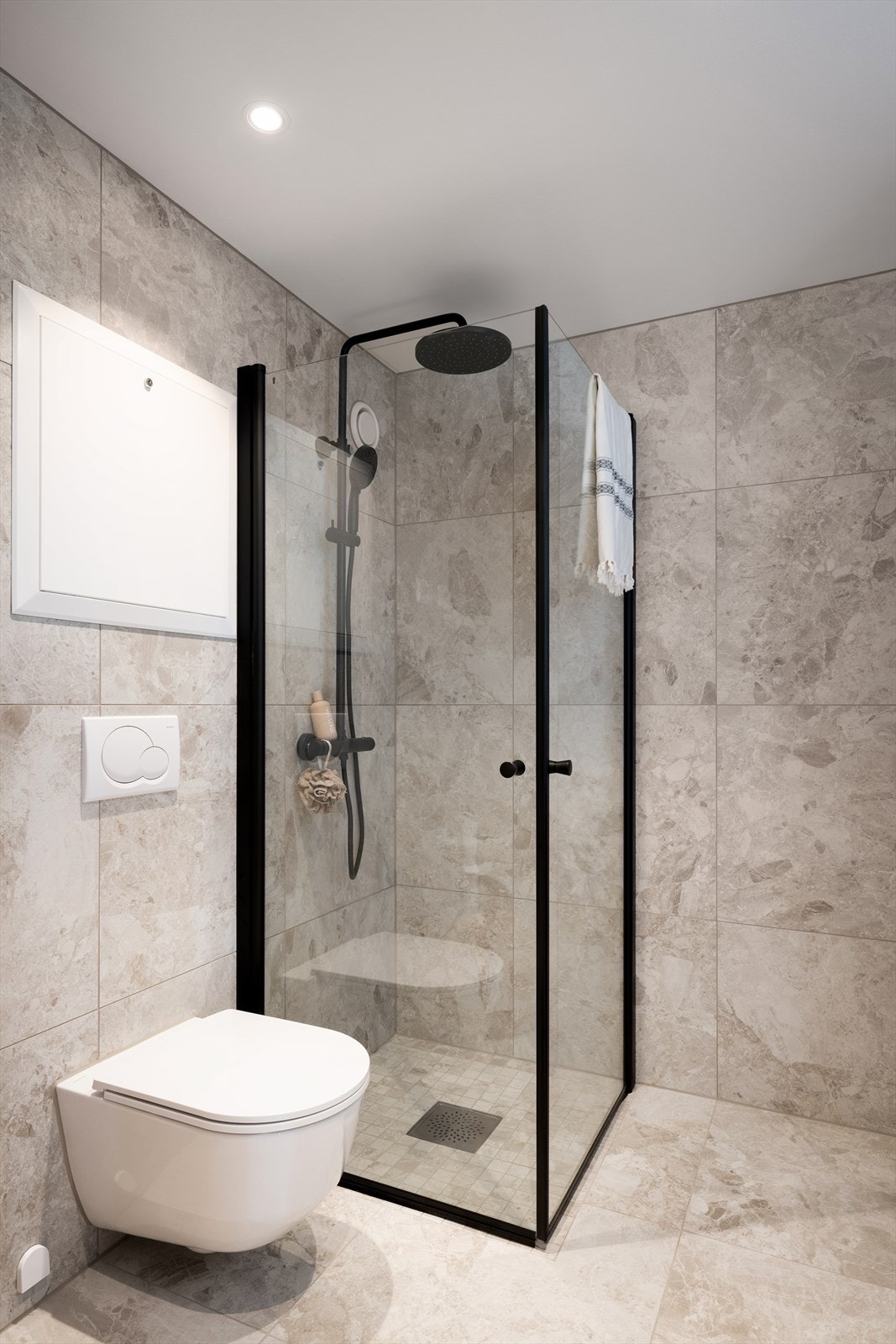 Badet er oppgradert med flis på flis og ny innredning i 2024. Galleribilde