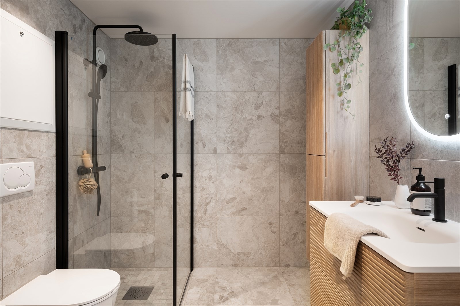 Badet er meget delikat oppusset med stilfulle detaljer, samt med varmekabel i gulv og lekker innredning. Galleribilde