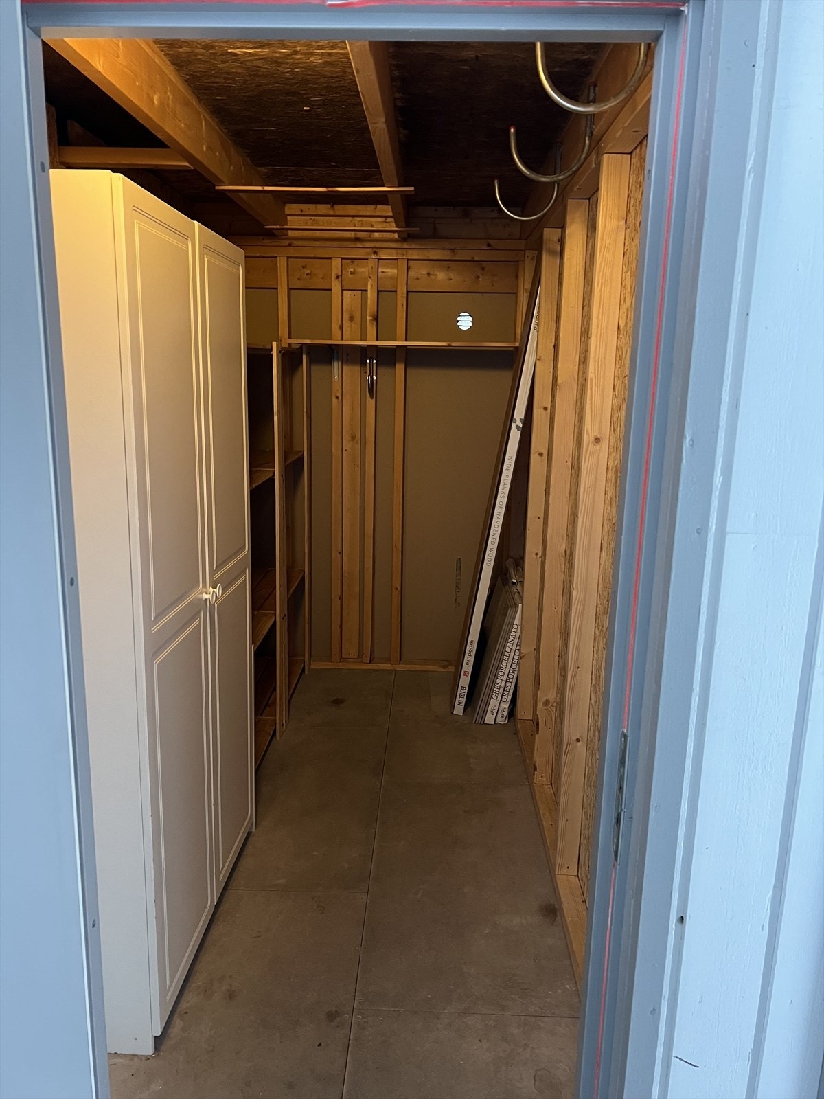 Romslig bod med enkel tilgang fra leiligheten. Galleribilde