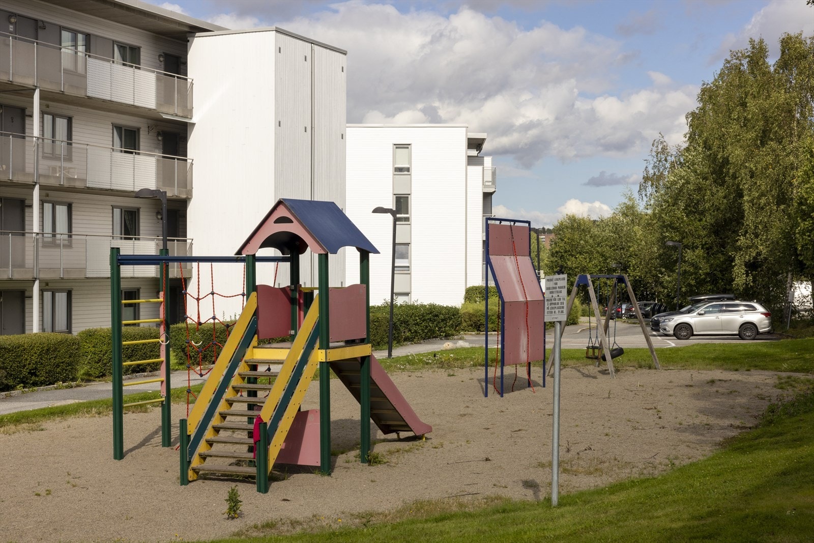 Borettslaget har opparbeidet fellesareal med flotte grøntområder, lekeplasser, sittegrupper, asfalterte internveier og parkeringsplass. Galleribilde