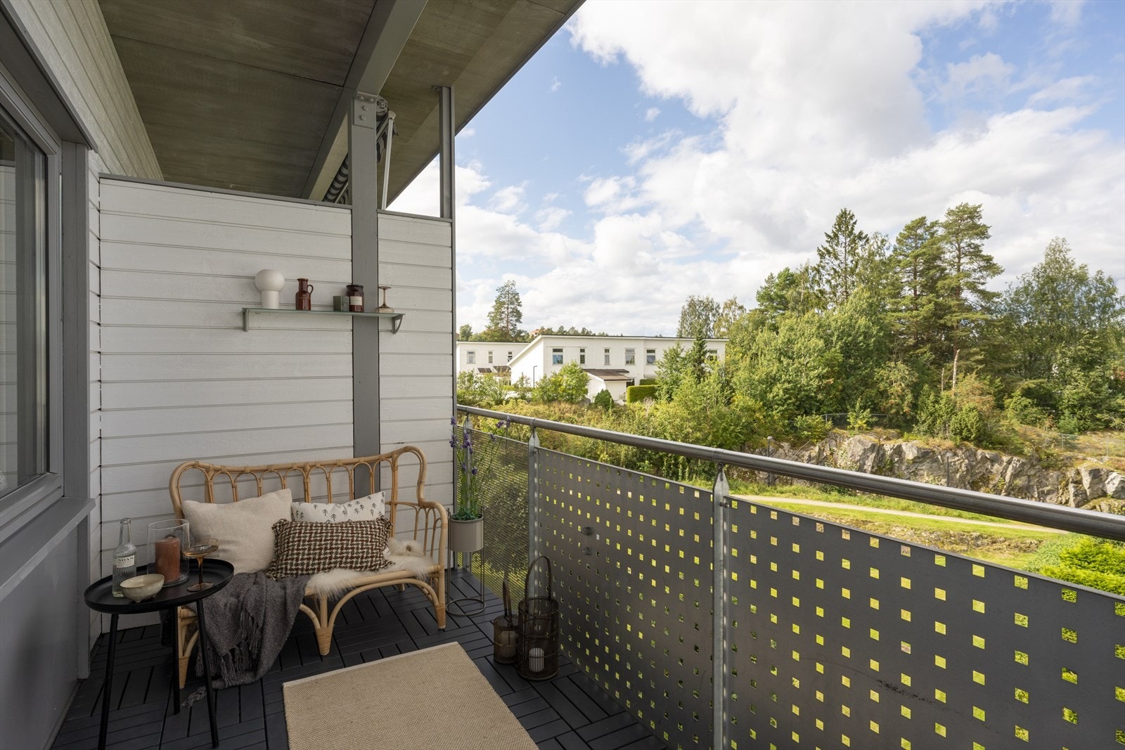 Balkongen er overbygd med gode solforhold. Galleribilde