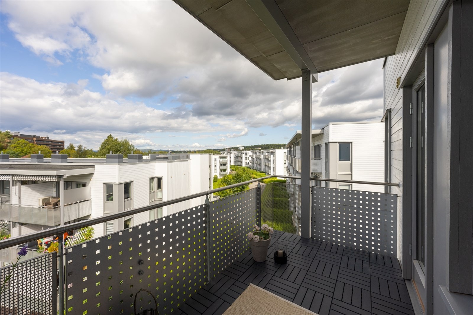 Den gode størrelsen gir plass til både sittegruppe, grill og beplantning. Galleribilde