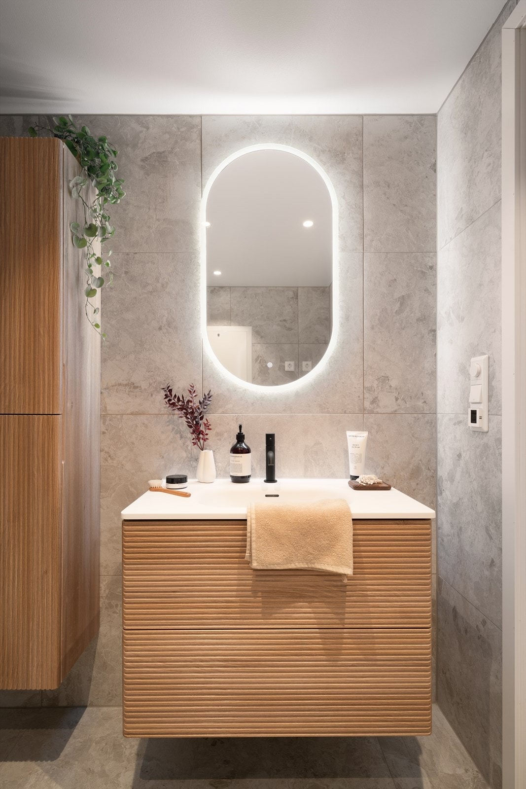 Badet er utstyrt med servant på benkeskap, veggskap, vegghengt speil med belysning, veggheng
t toalett, dusjhjørne med glassvegger. samt opplegg for vaskemaskin. Galleribilde