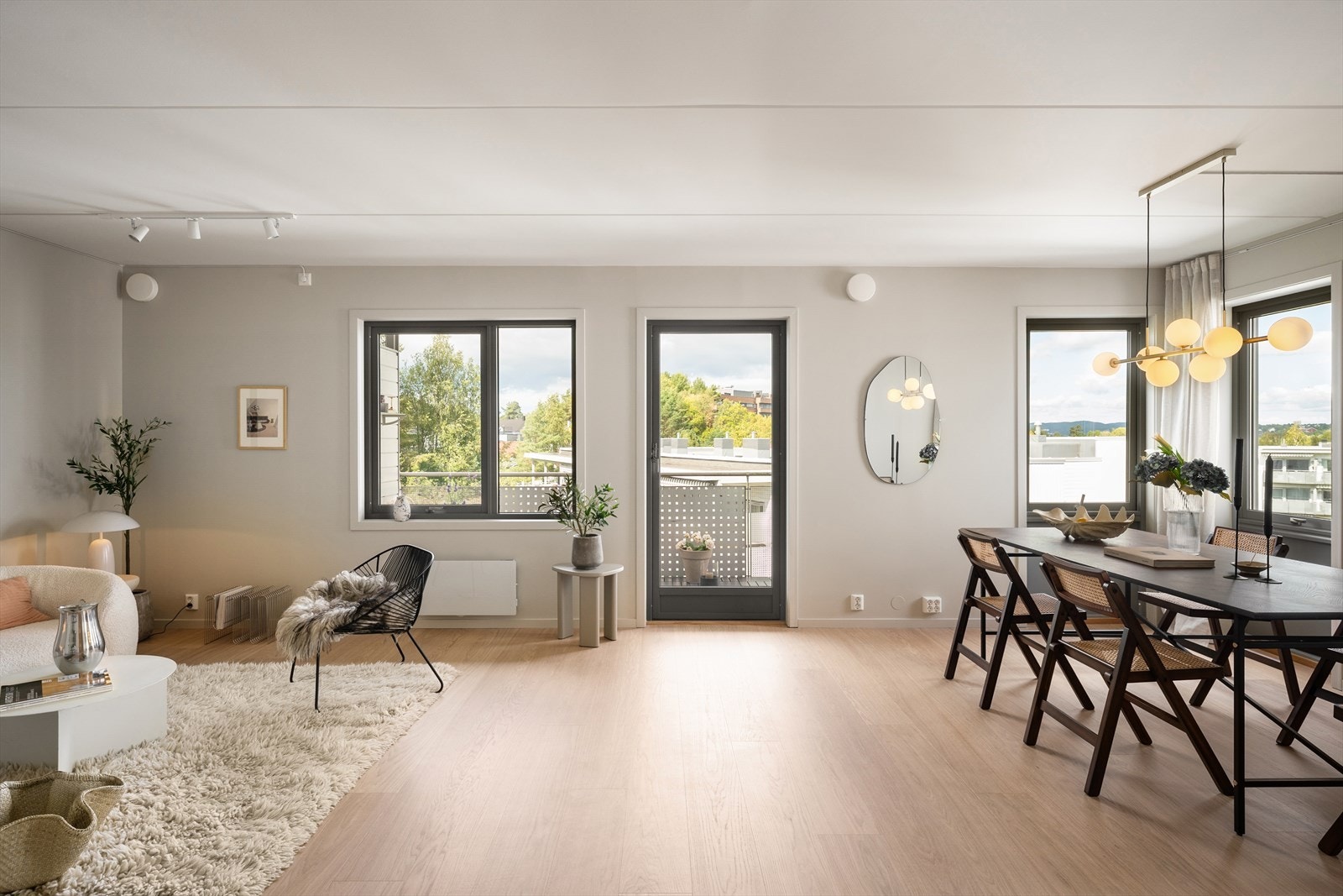 Gjennomgående for hele leiligheten er store vindusflater som slipper inn mye naturlig lys og skaper en god atmosfære. Galleribilde