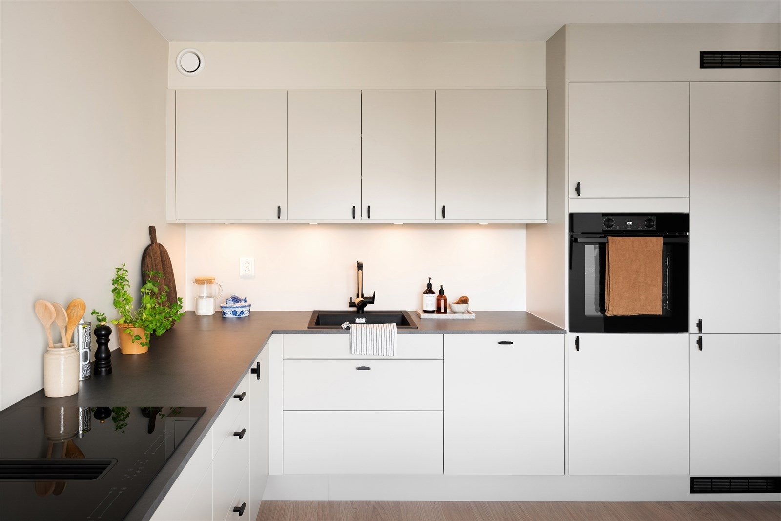 Flott, helt ny HTH kjøkkeninnredning med glatte fronter og laminat benkeplate med nedfelt plastkompositt vask. Galleribilde