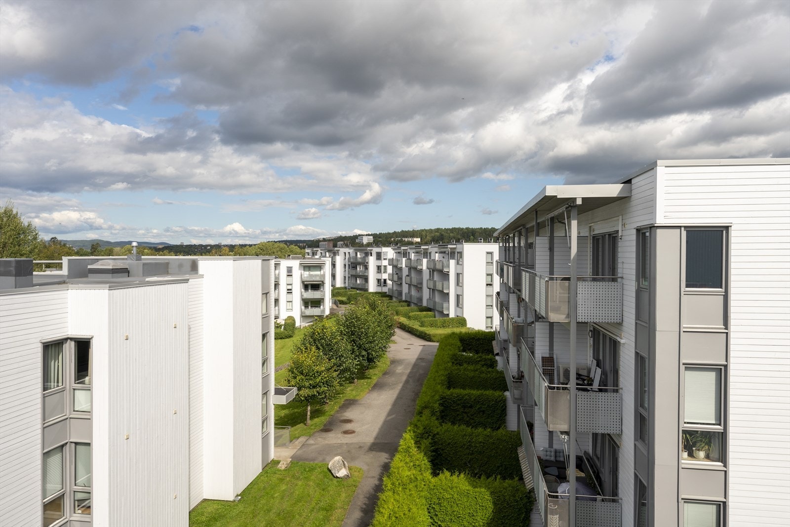 Leiligheten ligger i et attraktivt og naturskjønt boligområde på Skullerud, i bydel Østensjø i Oslo. Galleribilde