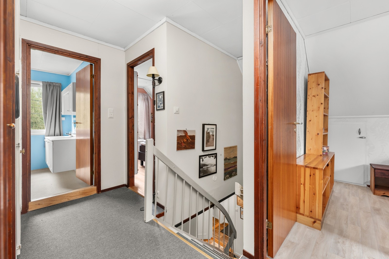 På loftet er det 4 soverom og bad. Galleribilde