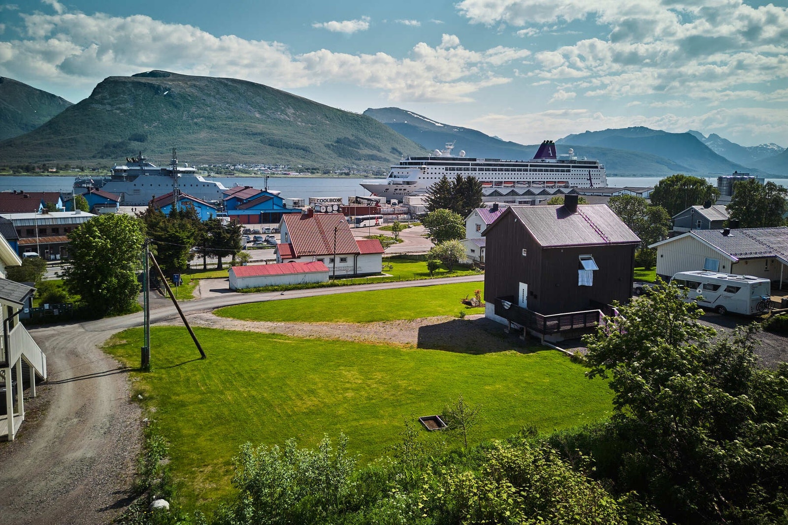 Tomten er opparbeidet med plen, klargjort for stikk for vann og avløpsledninger, samt overvann fra kommunalt nett på nabotomt. Galleribilde