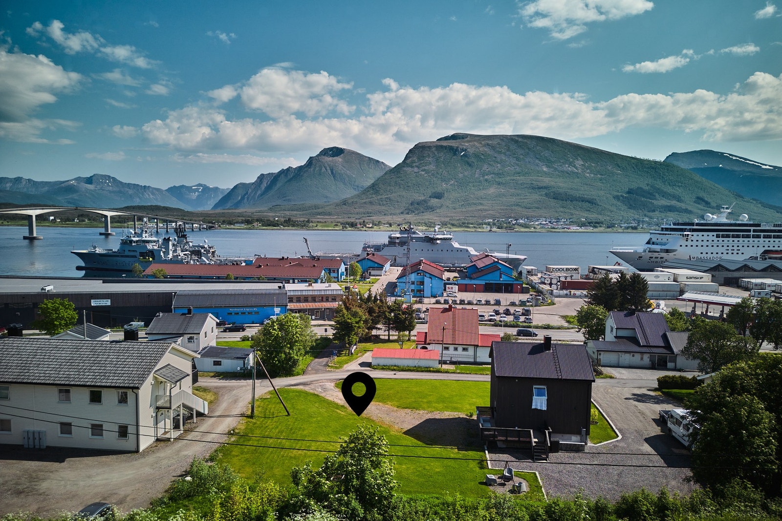 Eiendommen med oppgitt areal på 666,9 kvm er beliggende i etablert boligområde like nord for Sortland sentrum. Galleribilde