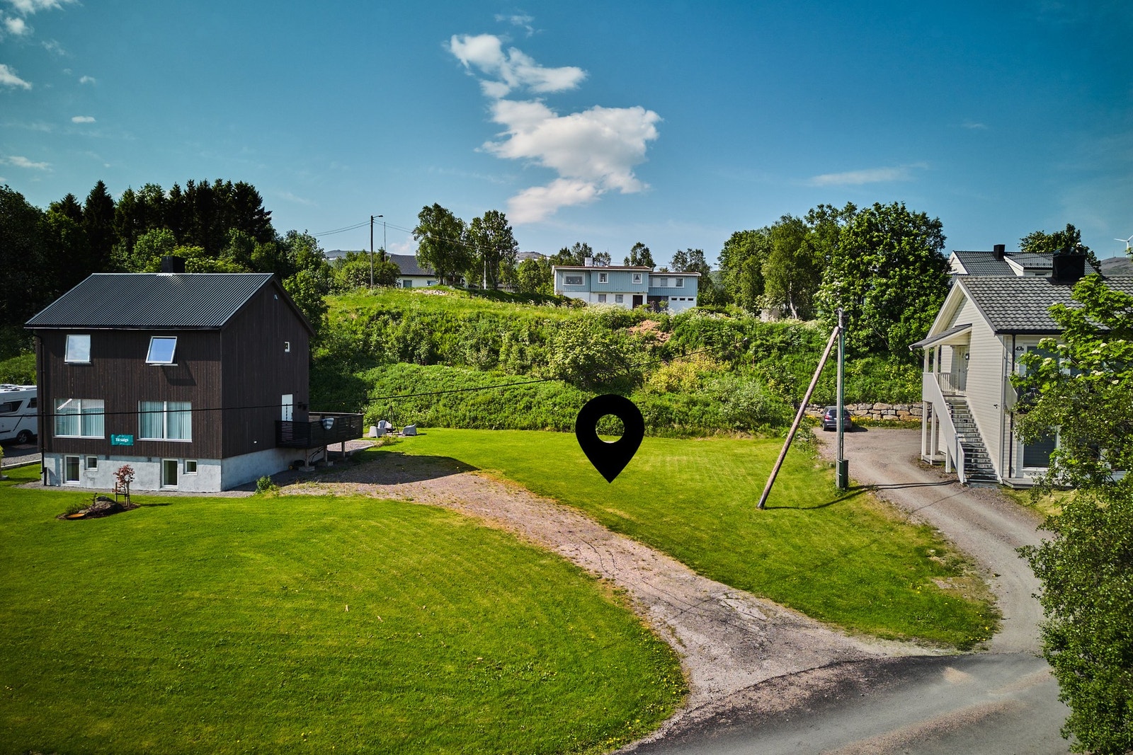 Eiendommen har beliggenhet på lett skrånende terreng. Galleribilde