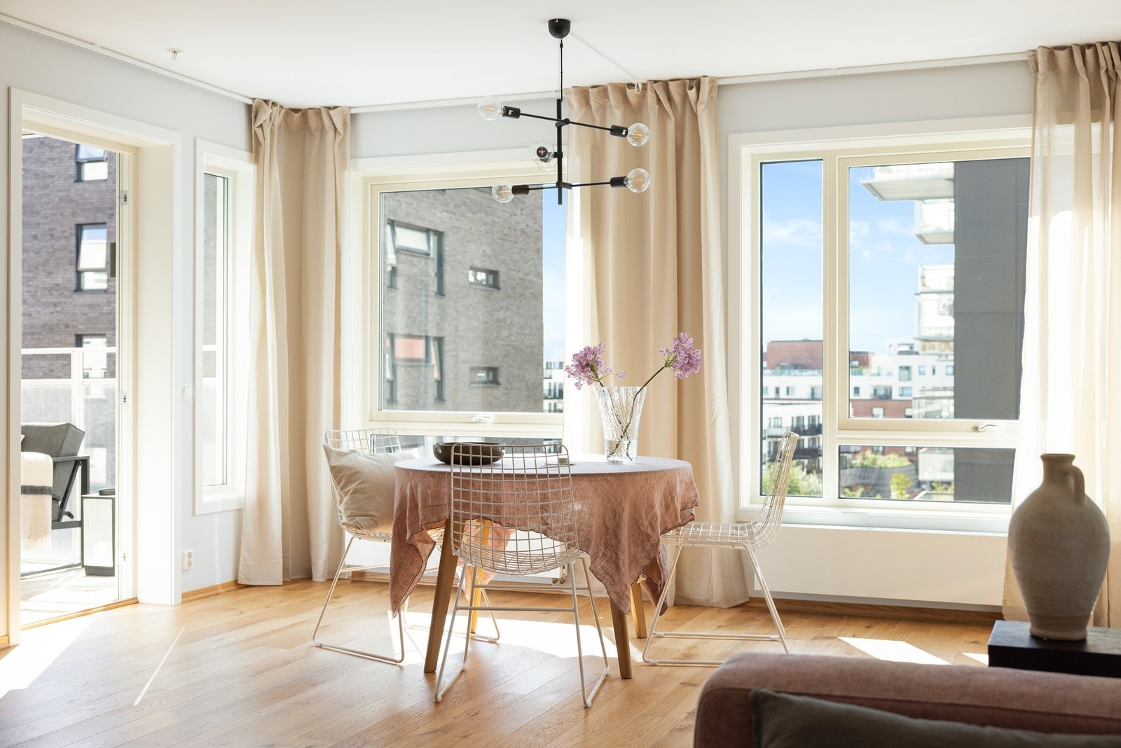 Stue og kjøkken ligger i en åpen løsning og får godt med naturlig lys fra generøse vindusflater, noe som gir en lys og luftig romfølelse. Galleribilde