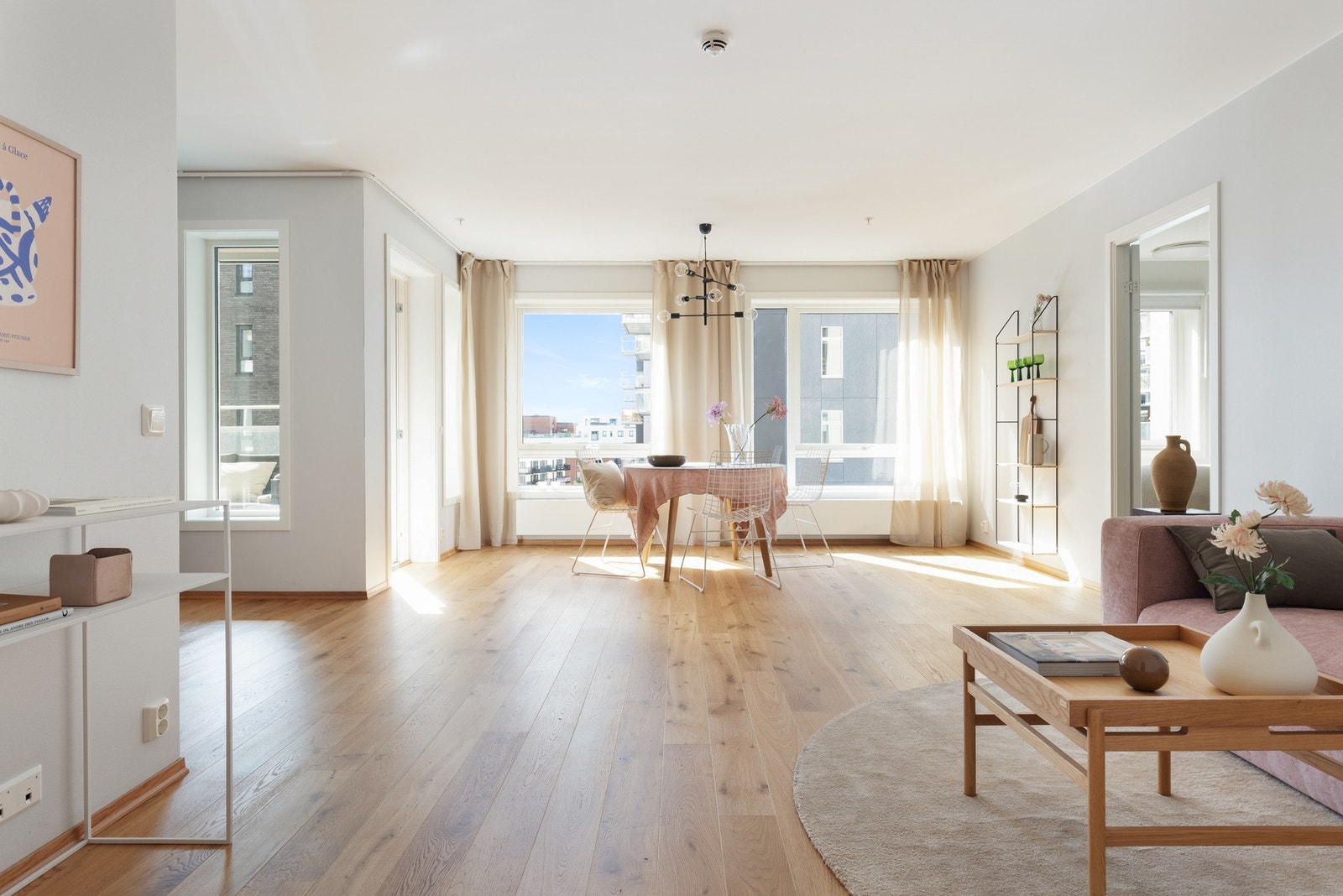 Rommet har en fin planløsning som gir en naturlig inndeling i ulike soner med plass for sofa med tilhørende møblement samt spisestue. Galleribilde