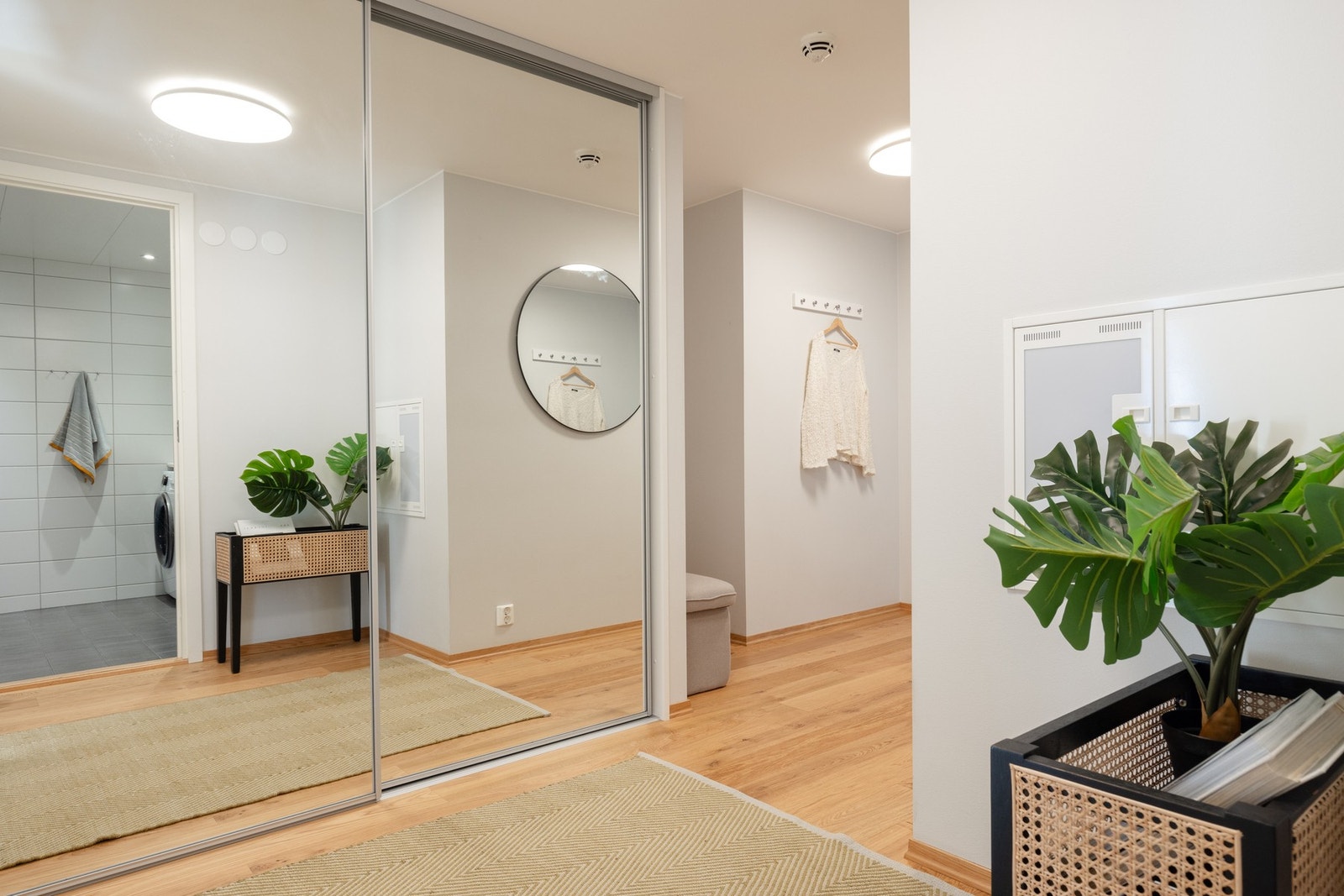 Lys og innbydende entré med en stor og praktisk skyvedørsgarderobe. Galleribilde