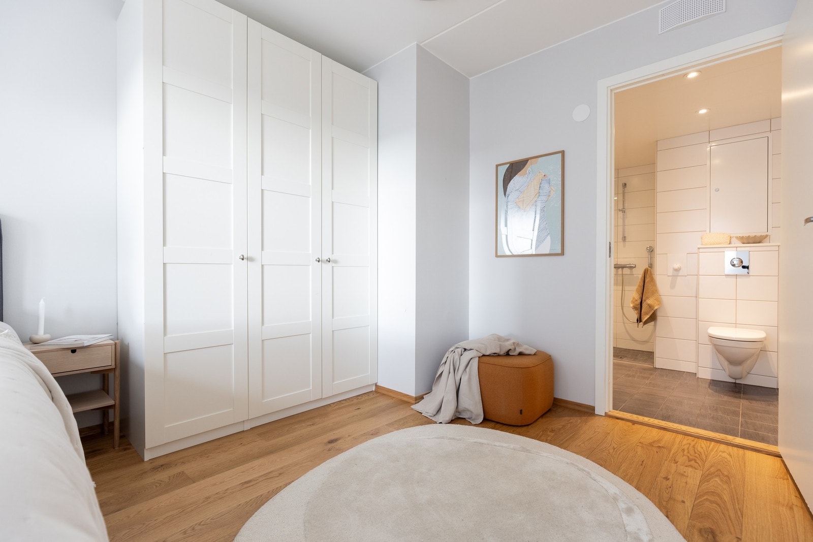 Tilgang til "eget" bad fra hovedsoverommet med dusj og toalett Galleribilde